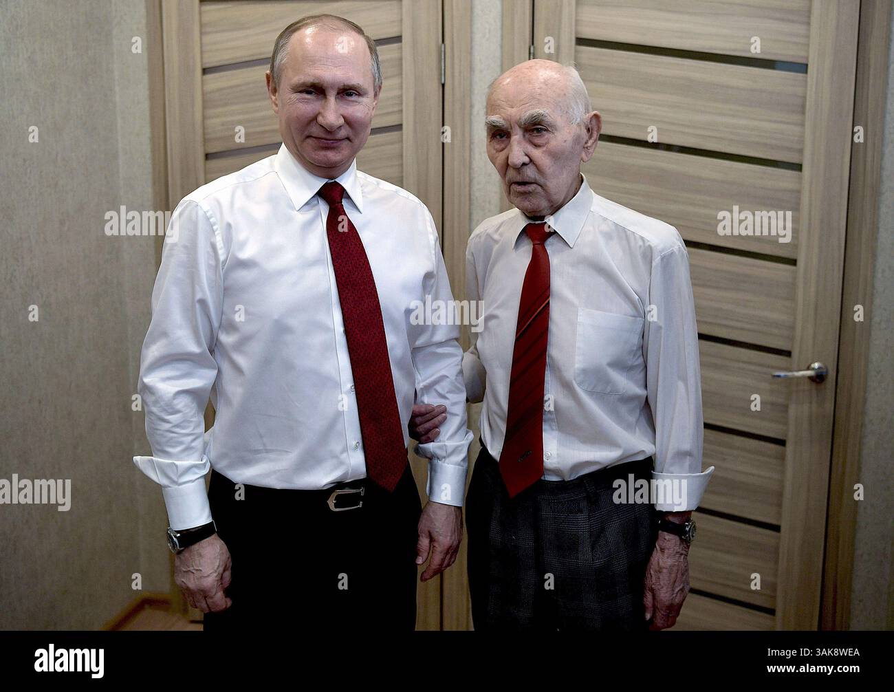 8 maggio 2017 - Mosca, RUSSIA - il presidente russo Vladimir Putin, a sinistra, posa per una foto mentre si congratula con l'ex capo del gruppo di intelligence del KGB a Dresda, Germania, Lazar Matveyev per il suo 90° compleanno alla vigilia del giorno della Vittoria, a Zhulebino, Mosca, Russia, lunedì 8 maggio 2017. Matveyev, ex rappresentante del KGB presso il Ministero della sicurezza di Stato della Repubblica Democratica tedesca, supervisore di Vladimir Putin a Dresda nella seconda metà degli anni '1980 ALEXEI NIKOLSKY/POOL/PI (immagine di credito: © Prensa Internacional via ZUMA Wire) Foto Stock