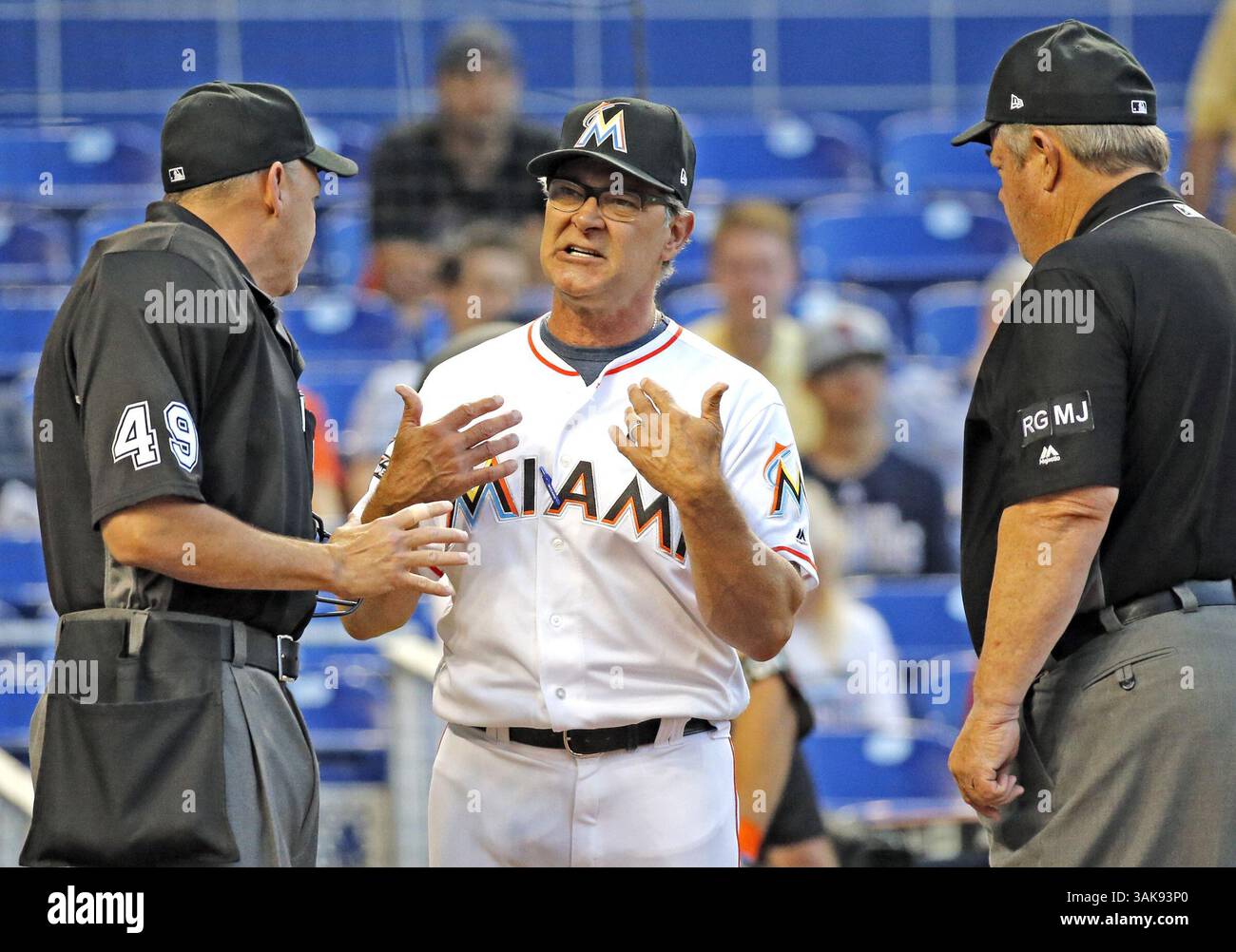 9 maggio 2017 - Miami, FL, USA - il manager dei Miami Marlins Don Mattingly litiga con l'arbitro Andy Fletcher, lasciato, prima di essere espulso durante l'azione contro i St. Louis Cardinals al Marlins Park di Miami martedì 9 maggio 2017. (Immagine di credito: © al Diaz/TNS tramite filo ZUMA) Foto Stock