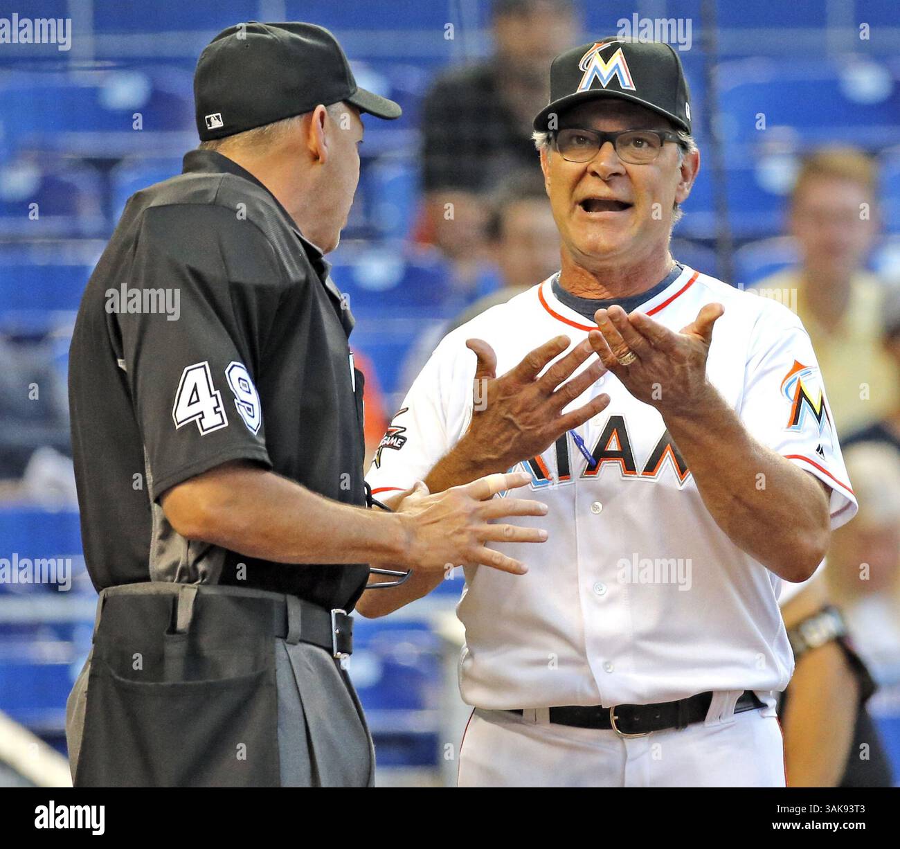 9 maggio 2017 - Miami, FL, USA - il manager dei Miami Marlins Don Mattingly, giusto, litiga con l'arbitro Andy Fletcher prima di essere espulso durante l'azione contro i St. Louis Cardinals al Marlins Park di Miami martedì 9 maggio 2017. (Immagine di credito: © al Diaz/TNS tramite filo ZUMA) Foto Stock