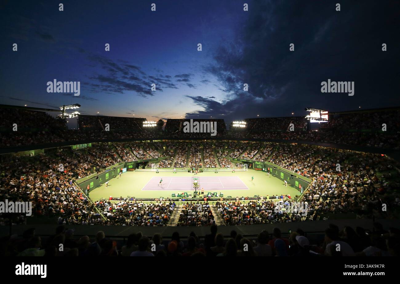 31 marzo 2017: Una vista sul campo dello stadio di notte di Nick Kyrgios, dell'Australia, che gioca contro Roger Federer, della Svizzera, durante una semifinale maschile al Miami Open 2017 presentata dal torneo di tennis professionistico Itau, giocata al Crandon Park Tennis Center di Key Biscayne, Florida, USA. Mario Houben/CSM(immagine di credito: &Copy; Mario Houben/CSM tramite cavo ZUMA) Foto Stock