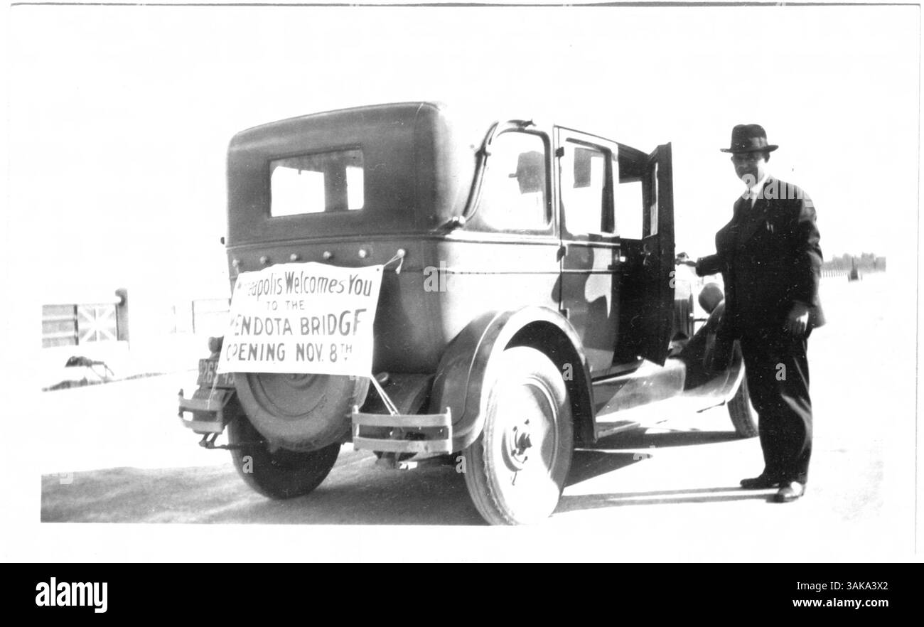 Il ponte Mendota, situato nel Minnesota, era in costruzione prima della sua grande apertura. L'immagine raffigura i lavoratori che si stanno preparando per il completamento del ponte, segnando una pietra miliare dell'infrastruttura. Foto Stock