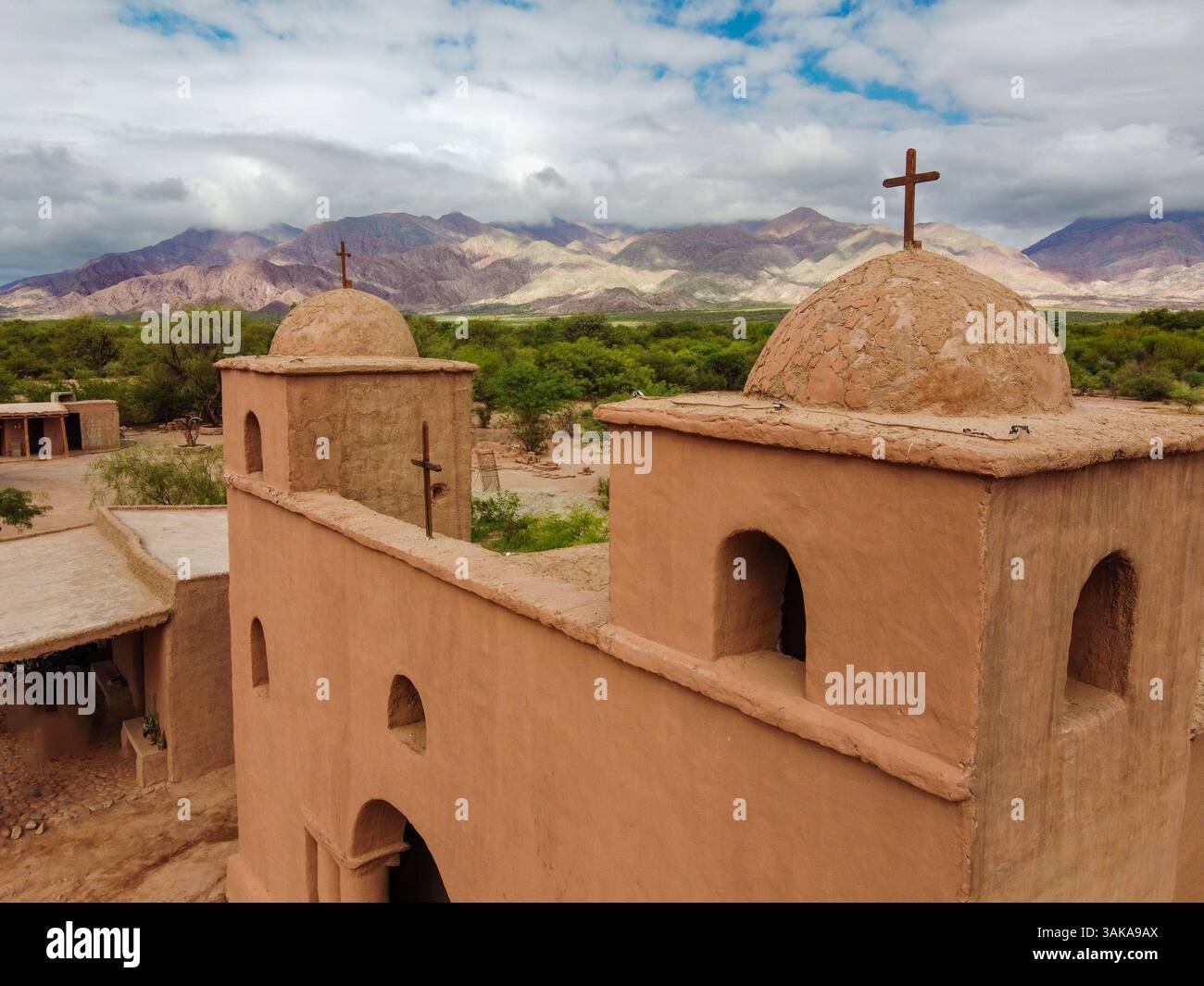 Impressionante colpo di droni vicino alle torri e alla croce della Chiesa della Vergine di Andacollo a Fiambala, Catamarca. Dettagli architettonici unici Foto Stock