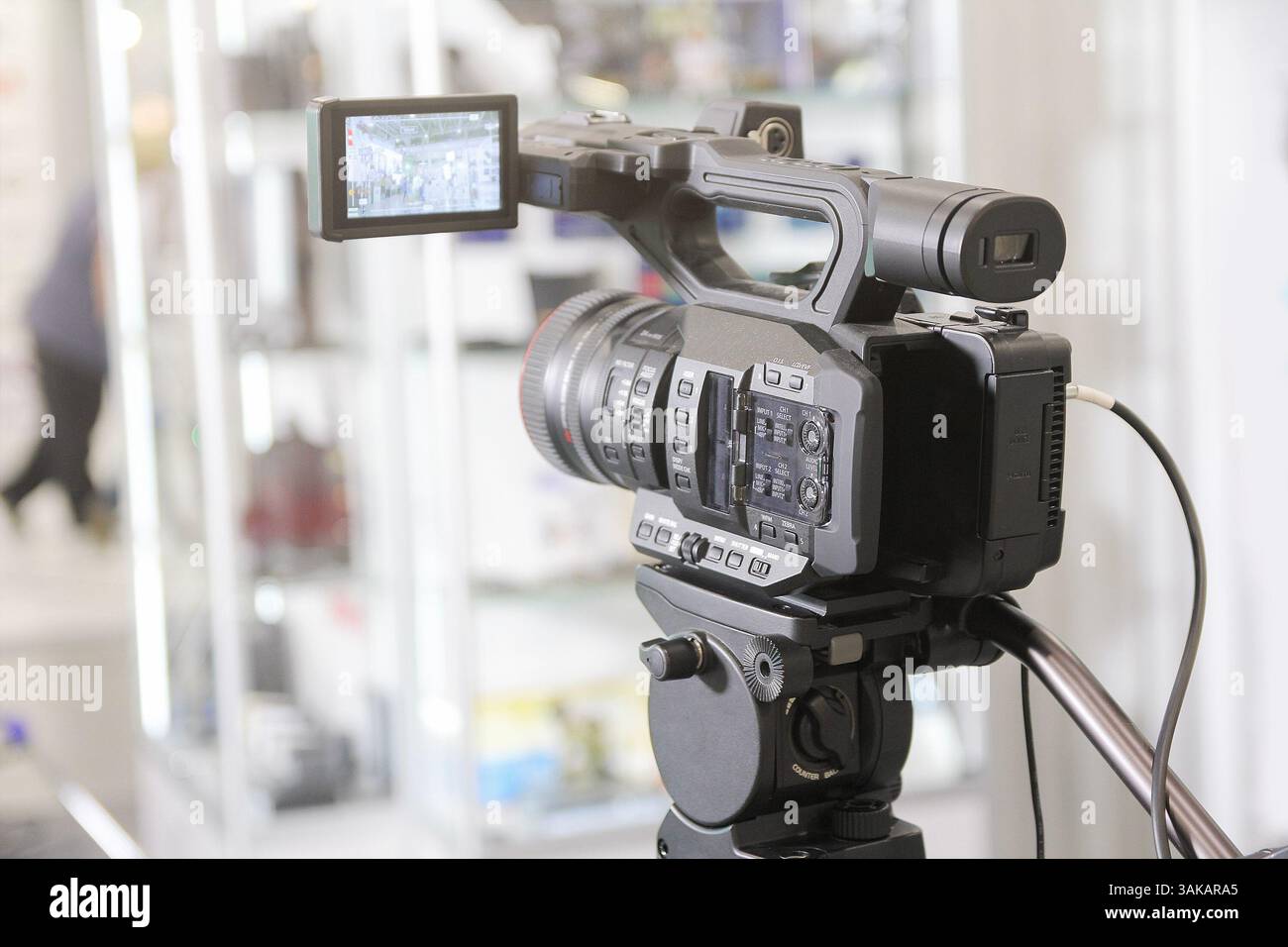 Videocamera professionale su treppiede. Notizie Foto Stock