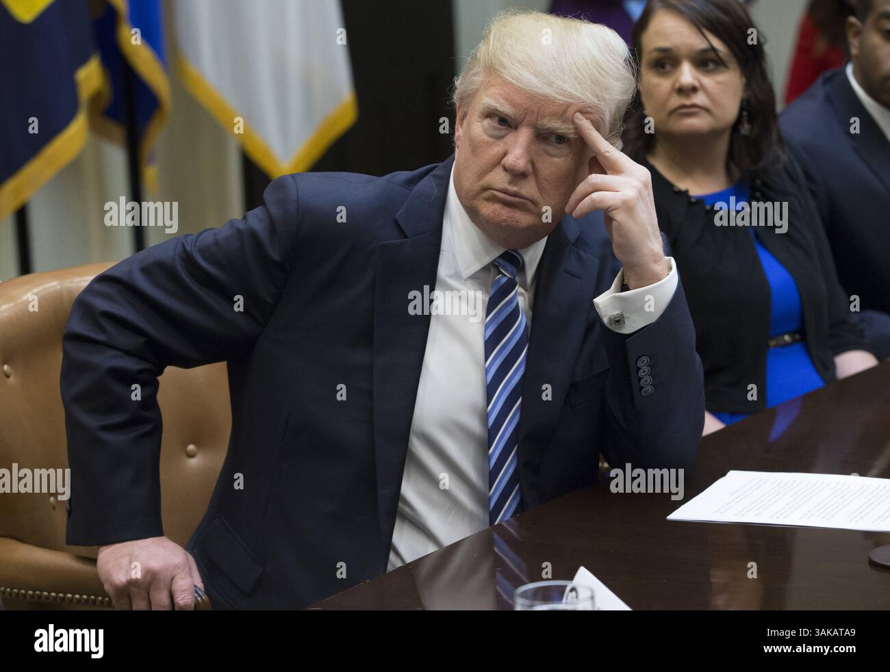 13 marzo 2017 - Washington, District of Columbia, Stati Uniti d'America - il presidente degli Stati Uniti Donald J. Trump partecipa a un incontro sull'assistenza sanitaria nella Roosevelt Room della Casa Bianca a Washington, DC, USA, 13 marzo 2017. Il disegno di legge dei repubblicani della camera, noto come "American Health Care Act”, destinato a sostituire l'Affordable Care Act e approvato dal presidente Trump, ha subito critiche sia da parte dei repubblicani che dei democratici. Anche nella foto c'è Carrie Couey (Back R) del Colorado. Credito: Michael Reynolds / Pool via CNP (immagine di credito: © Michael Reynolds/CNP via ZUMA Wire) Foto Stock