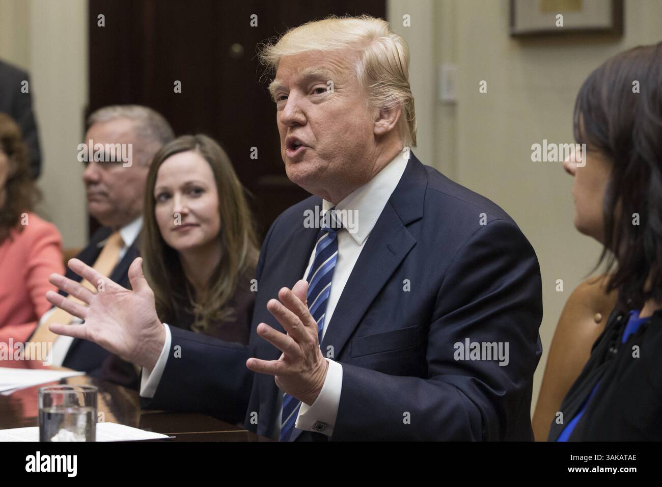 13 marzo 2017 - Washington, District of Columbia, Stati Uniti d'America - il presidente degli Stati Uniti Donald J. Trump (C) partecipa a un incontro sull'assistenza sanitaria nella Roosevelt Room della Casa Bianca a Washington, DC, USA, 13 marzo 2017. Il disegno di legge dei repubblicani della camera, noto come "American Health Care Act”, destinato a sostituire l'Affordable Care Act e approvato dal presidente Trump, ha subito critiche sia da parte dei repubblicani che dei democratici. Anche in questa foto si trovano Elias Seife (L) della Florida, Brittany Ivey (2-L) della Georgia e Carrie Couey (R) del Colorado..credito: Michael Reynolds / Pool via CNP (Credit Foto Stock