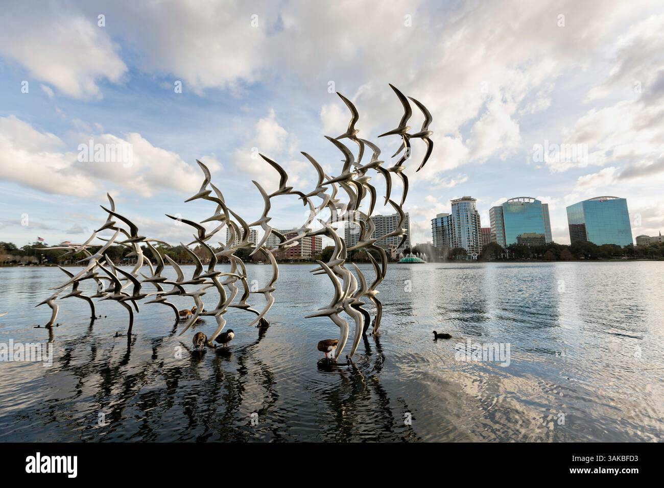 8 gennaio 2015 - Orlando, Florida, Stati Uniti d'America - Sculpture Take Flight dell'artista Douwe Blumberg sul lago Eola a Orlando, Florida. Il Lake Eola Park si trova nel cuore del centro di Orlando e ospita l'anfiteatro Walt Disney. (Immagine di credito: © Richard Ellis via ZUMA Wire) Foto Stock