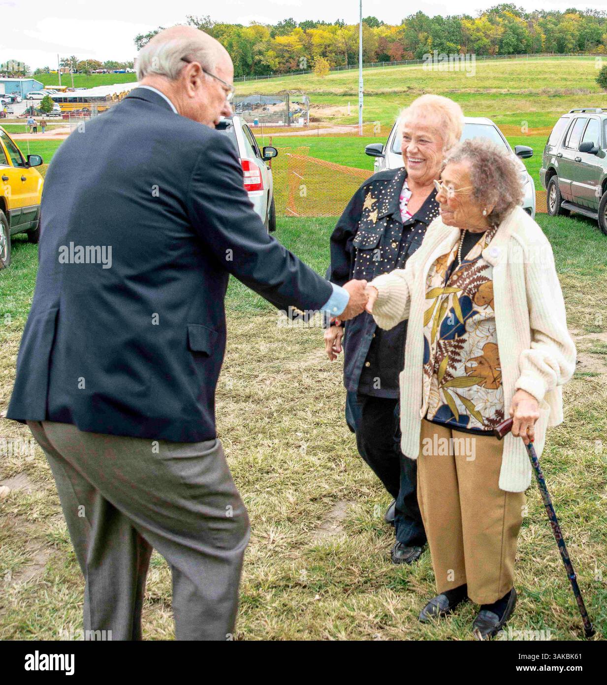 12 ottobre 2014 - Kansas City, Kansas, U. S - il senatore Pat Roberts e sua moglie Franki si divertono al Turner Community Day festival allo Steineger Field. Questa è stata l'ultima fermata di un tour di 4 giorni in autobus per lo stato. . Il senatore Roberts e Franki salutano e posano con Irene Hill di Wyndotte Kansas che ha 102 anni ed è stata giudice elettorale per decenni in Kansas, e sua figlia Luikant di Shawnee. (Immagine di credito: © Mark Reinstein via ZUMA Wire) Foto Stock