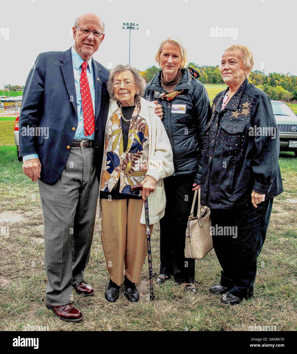 12 ottobre 2014 - Kansas City, Kansas, U. S - il senatore Pat Roberts e sua moglie Franki si divertono al Turner Community Day festival allo Steineger Field. Questa è stata l'ultima fermata di un tour di 4 giorni in autobus per lo stato. . Il senatore Roberts e Franki salutano e posano con Irene Hill di Wyndotte Kansas che ha 102 anni ed è stata giudice elettorale per decenni in Kansas, e sua figlia Luikant di Shawnee. (Immagine di credito: © Mark Reinstein via ZUMA Wire) Foto Stock