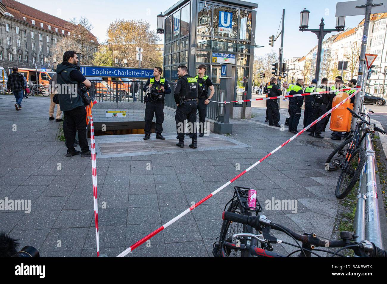 Berlino, Germania. 12 aprile 2025. Un uomo è stato pugnalato fatalmente durante un violento alterco in una stazione della metropolitana di Berlino, provocando una risposta della polizia su larga scala e finendo con gli agenti che sparavano al sospetto dopo che presumibilmente li aveva minacciati con un coltello. L'incidente si è verificato alla stazione della U-Bahn Sophie-Charlotte-Platz nel distretto di Charlottenburg. (Credit Image: © Michael Kuenne/PRESSCOV via ZUMA Press Wire) SOLO PER USO EDITORIALE! Non per USO commerciale! Foto Stock