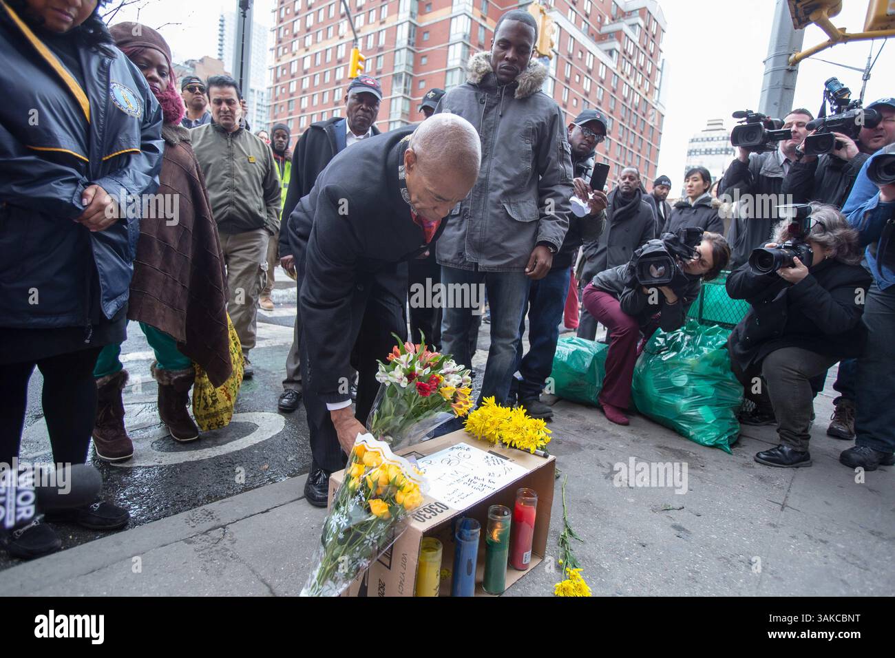 23 marzo 2017 - Manhattan, New York, Stati Uniti - il presidente del Borough di Brooklyn, Eric Adams, mette fiori in un memoriale per Timothy Caughman. Lunedì sera, il suprematista bianco James Jackson perseguitò potenziali vittime prima di pugnalare Caughman a morte sulla 9th Avenue e sulla 36th St. A Manhattan. (Immagine di credito: © Nancy Siesel via ZUMA Wire) Foto Stock