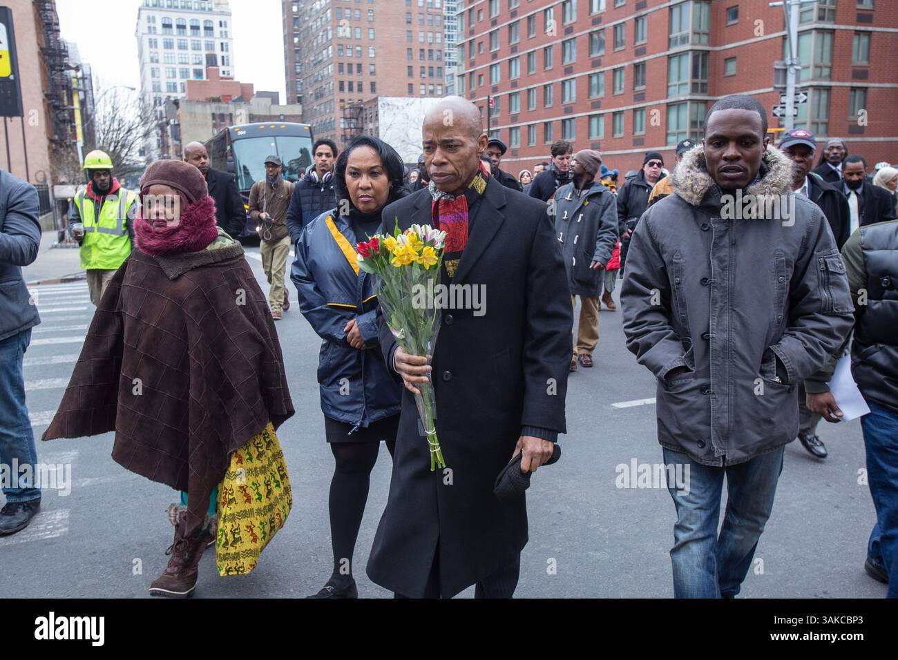 23 marzo 2017 - Manhattan, New York, Stati Uniti - il presidente del Borough di Brooklyn, Eric Adams, porta i fiori in un memoriale per Timothy Caughman. Lunedì sera, il suprematista bianco James Jackson perseguitò potenziali vittime prima di pugnalare Caughman a morte sulla 9th Avenue e sulla 36th St. A Manhattan. (Immagine di credito: © Nancy Siesel via ZUMA Wire) Foto Stock