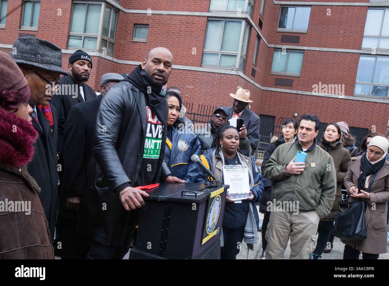 23 marzo 2017 - Manhattan, New York, Stati Uniti - Hawk Newsome di Black Liives Matter, parla ad una manifestazione commemorativa per Timothy Caughman, e ha chiesto accuse di terrorismo interno contro il supremazia bianca del Maryland James Jackson. Lunedì sera, Jackson ha perseguitato potenziali vittime prima di pugnalare Caughman a morte. (Immagine di credito: © Nancy Siesel via ZUMA Wire) Foto Stock