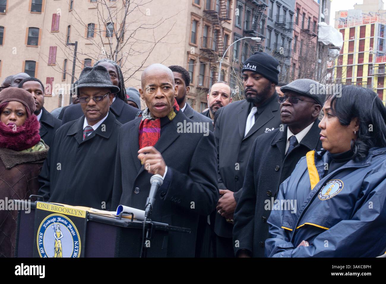 23 marzo 2017 - Manhattan, New York, USA - il presidente del Borough di Brooklyn, Eric Adams, ha organizzato una manifestazione commemorativa per Timothy Caughman, cui si sono Uniti membri del Consiglio di New York e il clero, ha chiesto le accuse di terrorismo interno contro il supremazia bianca del Maryland James Jackson. Lunedì sera, Jackson ha perseguitato potenziali vittime prima di pugnalare Caughman a morte. (Immagine di credito: © Nancy Siesel via ZUMA Wire) Foto Stock