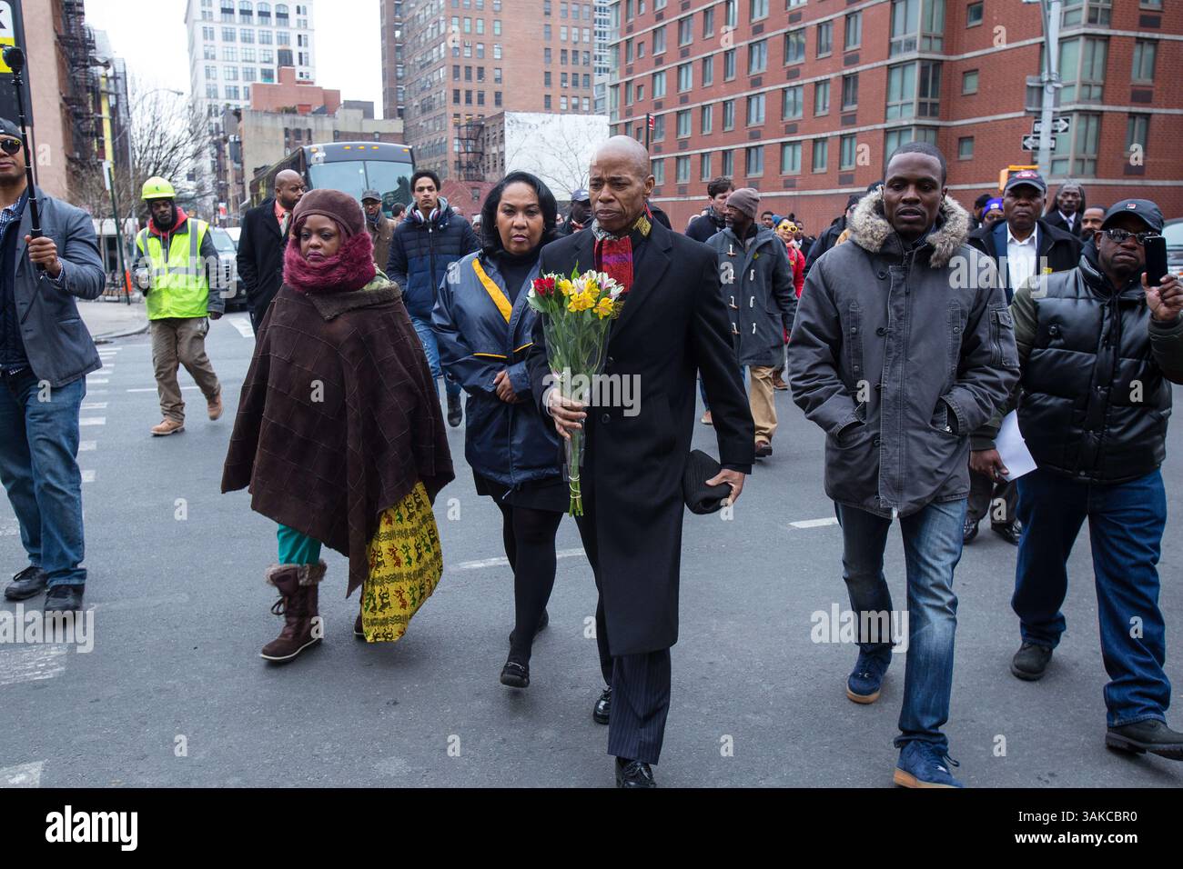 23 marzo 2017 - Manhattan, New York, Stati Uniti - il presidente del Borough di Brooklyn, Eric Adams, porta i fiori in un memoriale per Timothy Caughman. Lunedì sera, il suprematista bianco James Jackson perseguitò potenziali vittime prima di pugnalare Caughman a morte sulla 9th Avenue e sulla 36th St. A Manhattan. (Immagine di credito: © Nancy Siesel via ZUMA Wire) Foto Stock