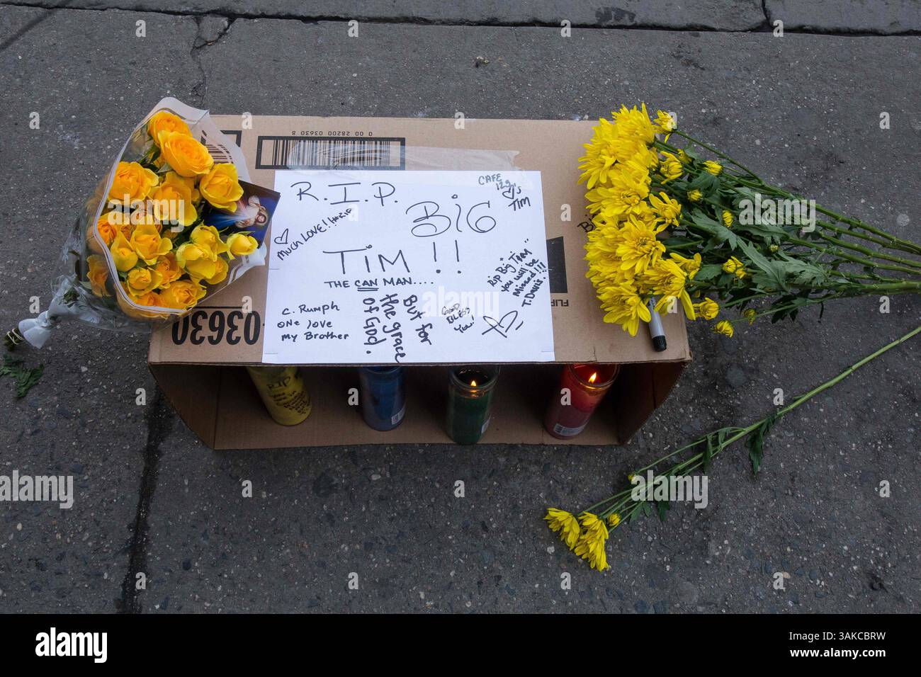 23 marzo 2017 - Manhattan, New York, USA - Un memoriale per Timothy Caughman, pugnalato a morte lunedì sera dal suprematista bianco del Maryland James Jackson. Morì in questo luogo sulla 9th Avenue e sulla 36th St. A Manhattan. (Immagine di credito: © Nancy Siesel via ZUMA Wire) Foto Stock