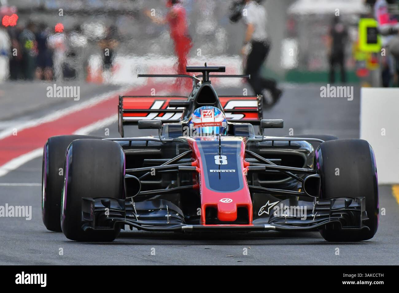 25 marzo 2017: Romain Grosjean (fra) #8 del team Haas F1 lascia i box per la sessione di qualificazione al Gran Premio d'Australia di Formula 1 2017 ad Albert Park, Melbourne, Australia. Sydney Low/Cal Sport Media (immagine di credito: &Copy; Sydney Low/CSM tramite cavo ZUMA) Foto Stock