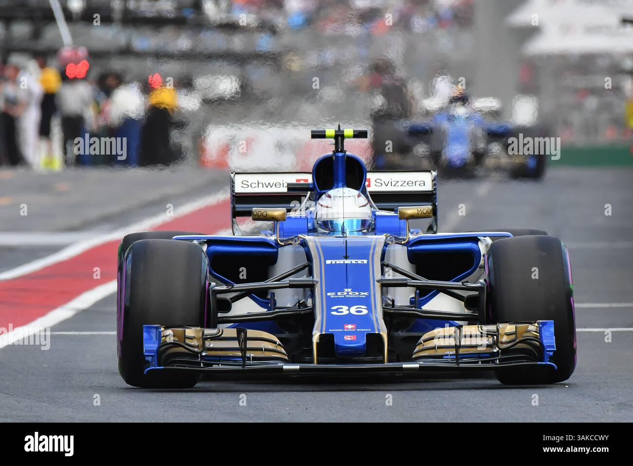 25 marzo 2017: Antonio Giovinazzi (ITA) del Sauber F1 Team lascia i box per la sessione di qualificazione al Gran Premio d'Australia di Formula 1 2017 ad Albert Park, Melbourne, Australia. Sydney Low/Cal Sport Media (immagine di credito: &Copy; Sydney Low/CSM tramite cavo ZUMA) Foto Stock