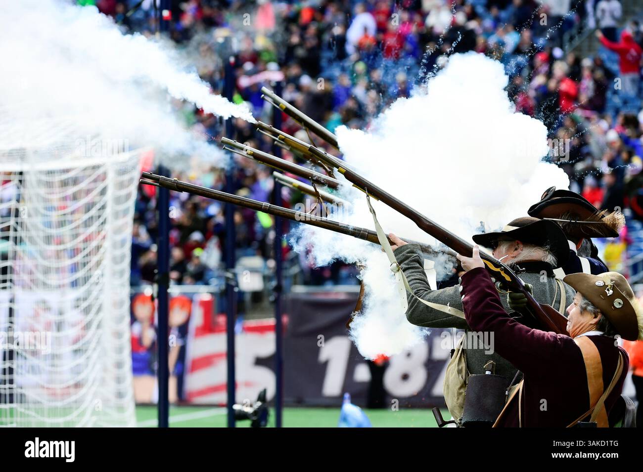 Sabato 8 aprile 2017: La New England Revolution End zone Militia lancia un saluto dopo un gol della Revolution durante la partita della MLS tra Houston Dynamo e la New England Revolution tenutasi al Gillette Stadium di Foxborough Massachusetts. Il New England sconfigge Houston 2-0. Eric Canha/CSM(immagine di credito: &Copy; Eric Canha/CSM tramite cavo ZUMA) Foto Stock