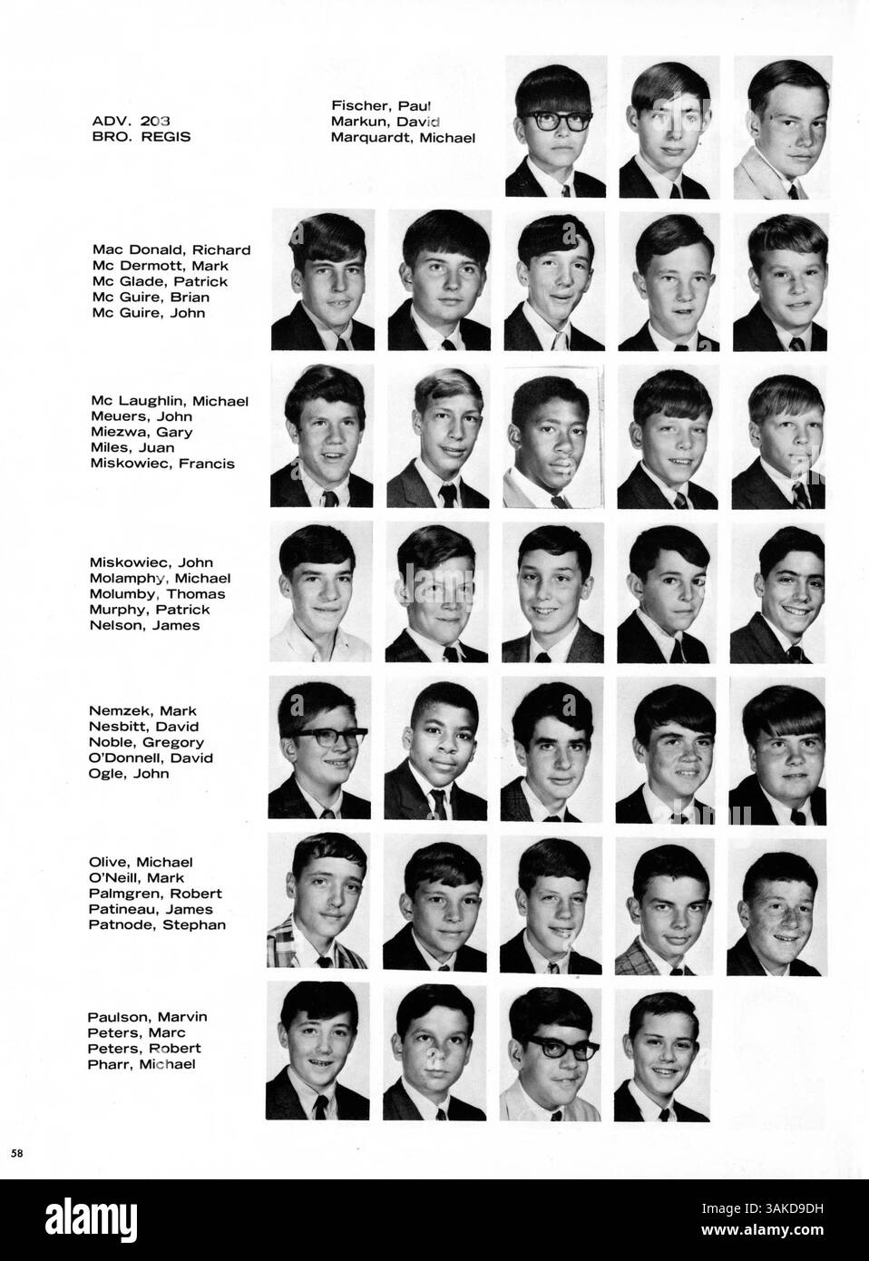 L'edizione 1968 di "Delta '68" fornisce un'istantanea della vita della De la Salle High School, documentando gli studenti, gli insegnanti, i club e gli eventi sportivi, con una particolare attenzione alla storia afroamericana durante l'anno scolastico 1967-1968. Foto Stock