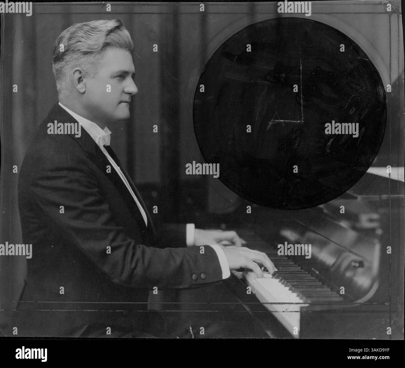 Thurlow Lieurance, un compositore americano, è noto per aver composto la musica di "By the Waters of Minnetonka", un pezzo celebrato che cattura la bellezza naturale e l'atmosfera del paesaggio del lago del Minnesota, un riflesso del patrimonio culturale del Midwest americano. Foto Stock