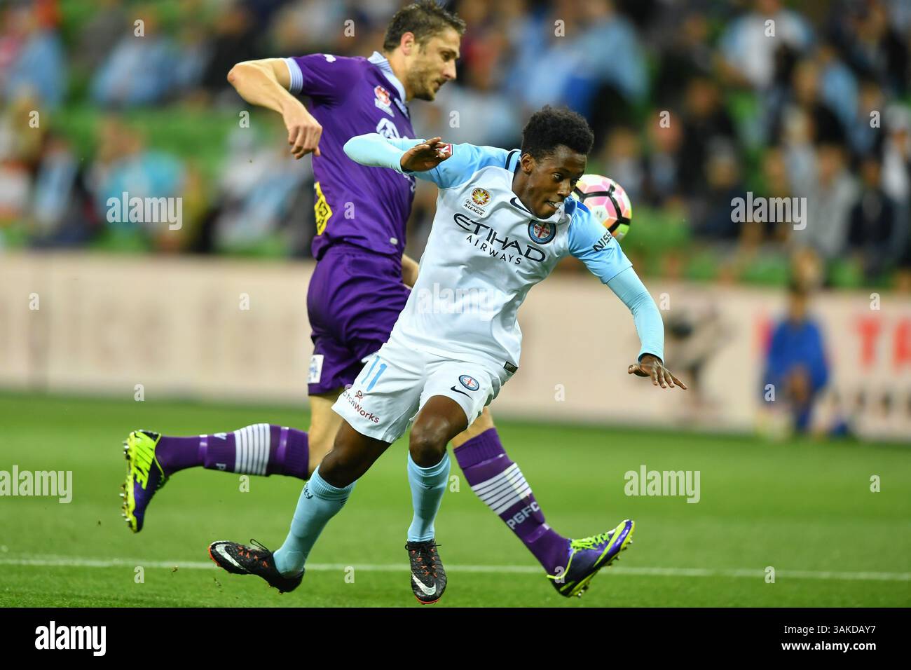 23 aprile 2017 - Melbourne, Victoria, Australia - BRUCE KAMAU (11) della città di Melbourne perde il pallone nell'Elimination Final 2 della A-League tra Melbourne City e Perth Glory all'AAMI Park di Melbourne, Australia. Perth Won 2-0 (immagine di credito: © Sydney Low via ZUMA Wire) Foto Stock