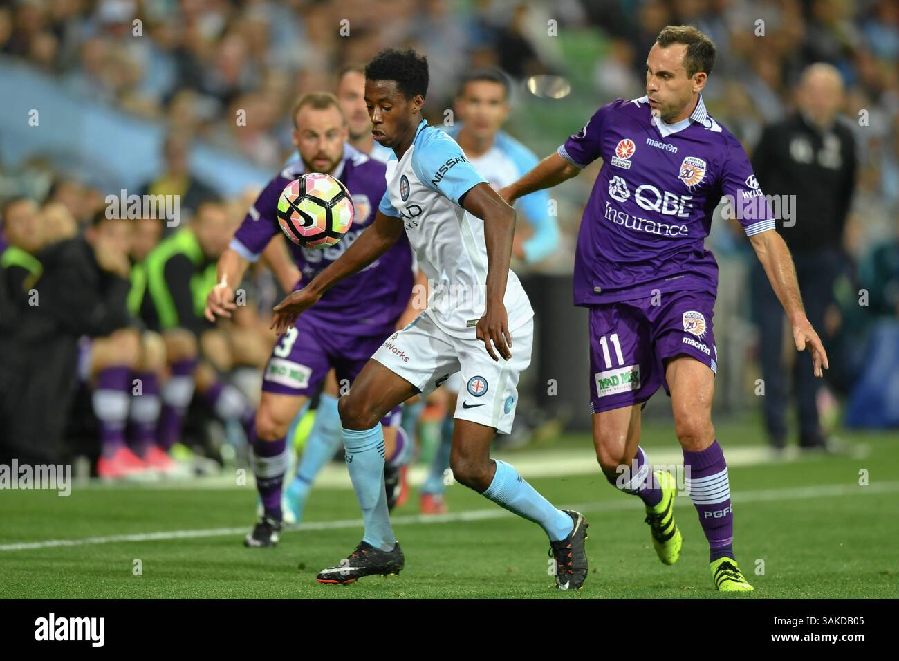 23 aprile 2017 - Melbourne, Victoria, Australia - BRUCE KAMAU (11) della città di Melbourne protegge il pallone nell'Elimination Final 2 della A-League tra Melbourne City e Perth Glory all'AAMI Park di Melbourne, Australia. Perth Won 2-0 (immagine di credito: © Sydney Low via ZUMA Wire) Foto Stock