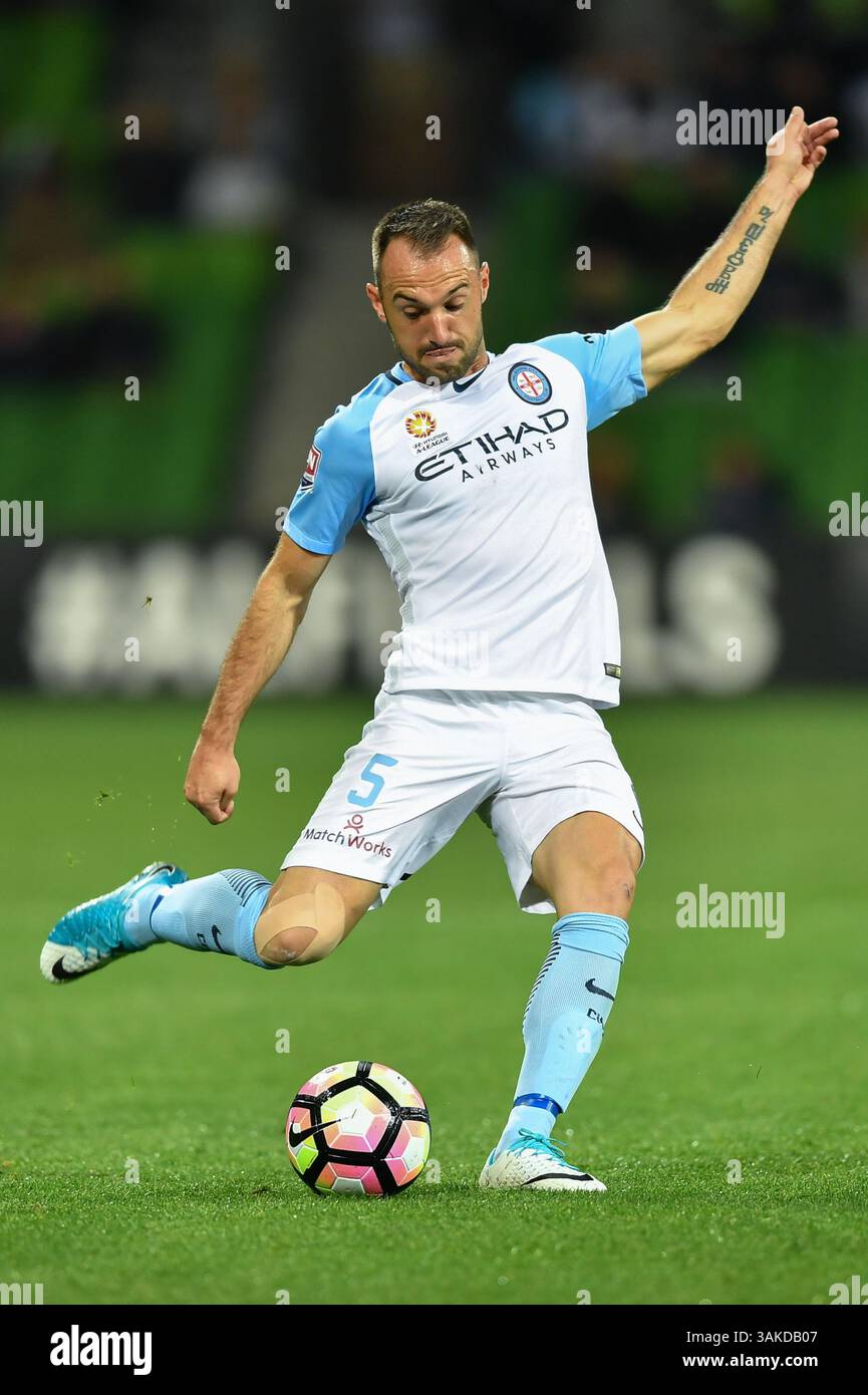 23 aprile 2017 - Melbourne, Victoria, Australia - IVAN FRANJIC (5) di Melbourne City calcia la palla nella finale di eliminazione 2 della A-League tra Melbourne City e Perth Glory all'AAMI Park di Melbourne, Australia. Perth Won 2-0 (immagine di credito: © Sydney Low via ZUMA Wire) Foto Stock