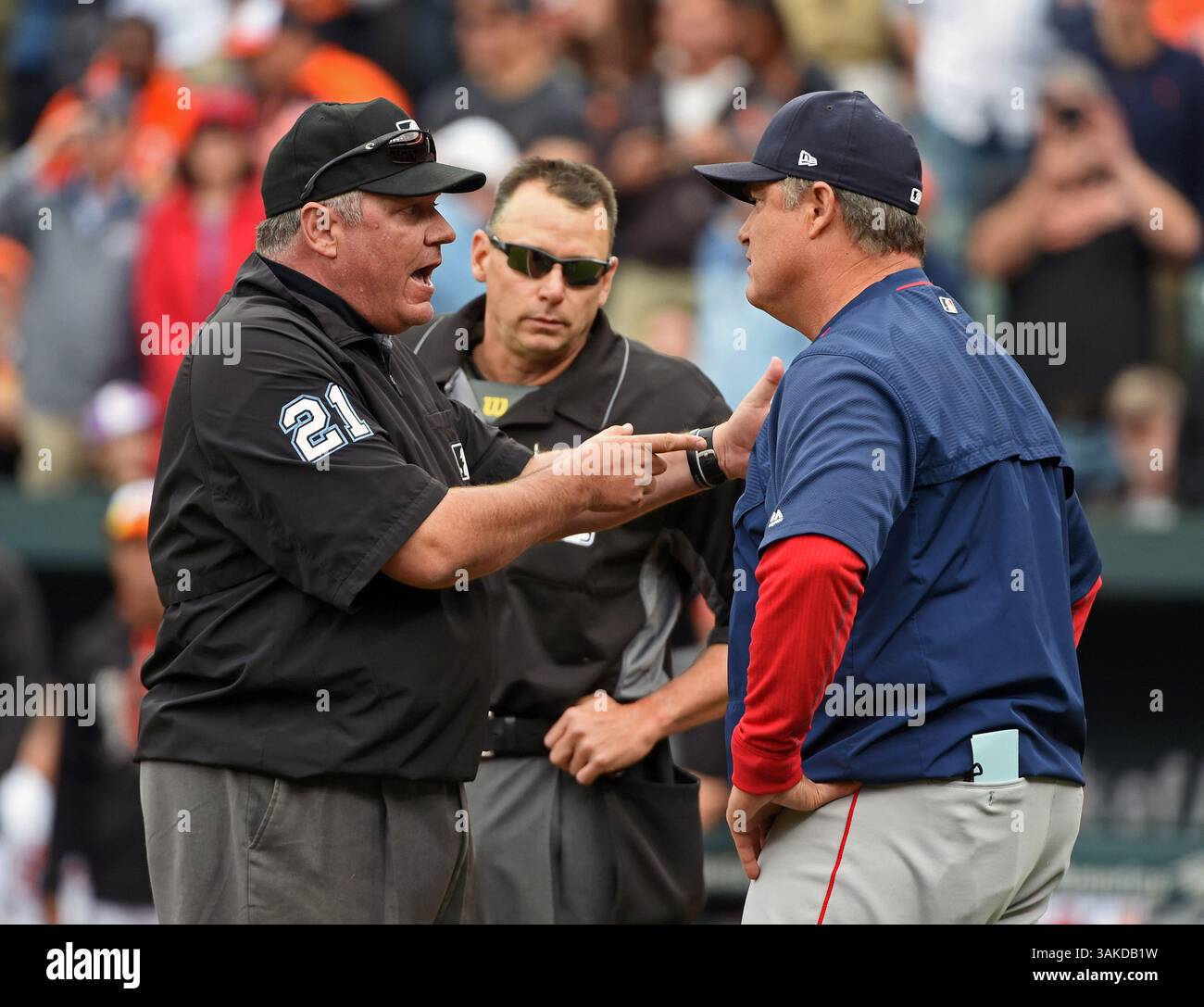 23 aprile 2017 - Baltimore, MD, USA - Umpire Hunter Wendelstedt, a sinistra, parla con il manager dei Boston Red Sox John Farrell, a destra, dopo che il suo lanciatore Matt Barnes è stato espulso per aver lanciato un pitch dietro Manny Machado dei Baltimore Orioles nell'ottavo inning. Al centro c'è Andy Fletcher. I Red Sox sconfissero gli Orioles con un punteggio di 6-2 per evitare una serie a Oriole Park a Camden Yards a Baltimora (Credit Image: © Kenneth K. Lam/TNS via ZUMA Wire) Foto Stock
