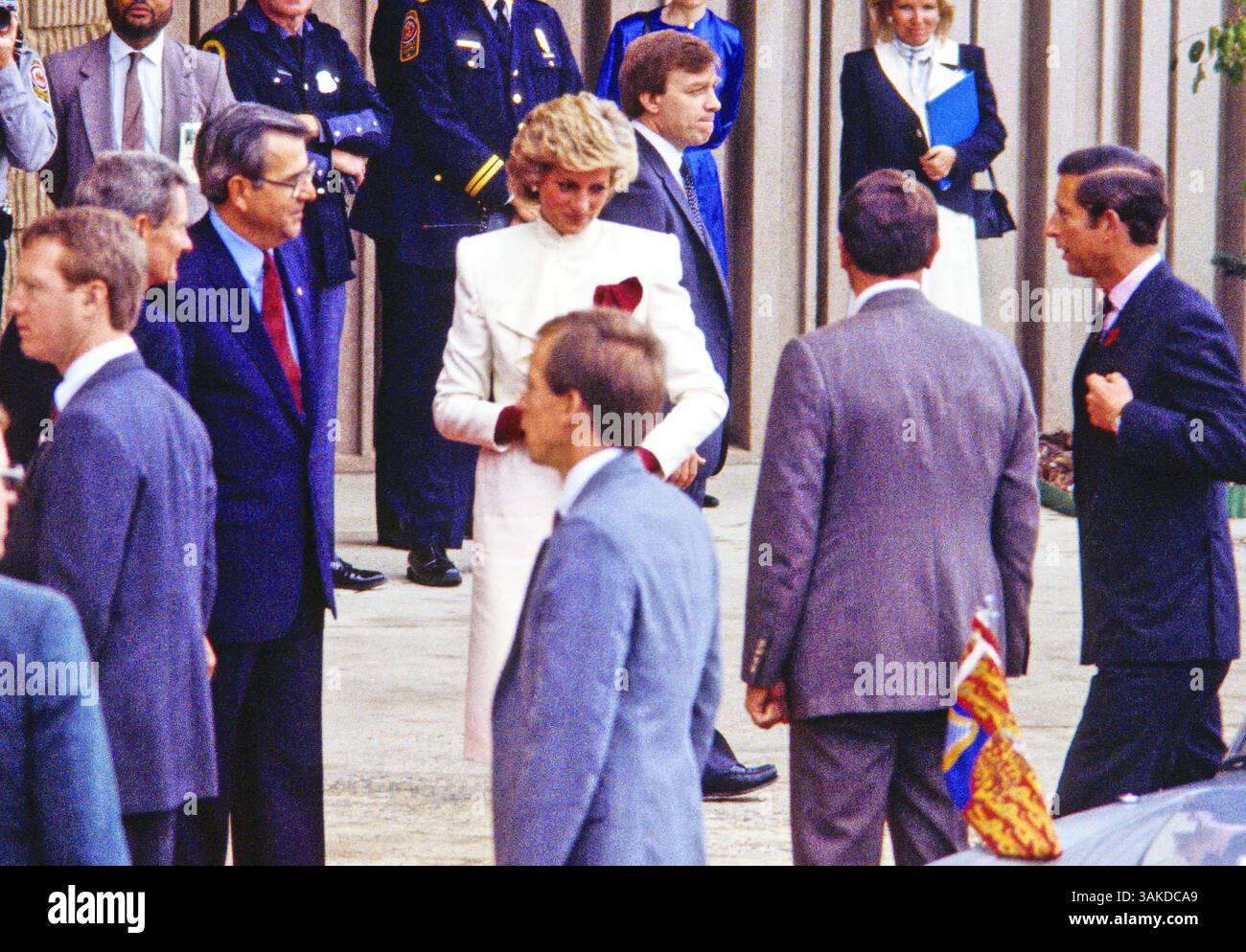 11 novembre 1985 - Springfield, Virginia, Stati Uniti d'America - la Principessa Diana e il Principe Carlo vengono accolti dal Presidente e Presidente di J.C. Penney William Howell e dal Dr. David Miller mentre arrivano ai grandi magazzini di Springfield, Virginia, l'11 novembre 1985. Il principe e la principessa erano al negozio per la sua vendita di merci "Best of Britain"..credito: Howard L. Sachs / CNP (immagine di credito: © Howard L. Sachs/CNP via ZUMA Wire) Foto Stock