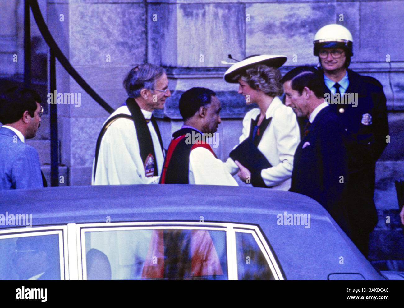 11 novembre 1985 - Washington, Distretto di Columbia, Stati Uniti d'America - il Principe Carlo e la Principessa Diana sono accolti al loro arrivo alla Washington National Cathedral a Washington, DC dal reverendo John Walker e dal reverendo Charles Perry il 10 novembre 1985..credito: Arnie Sachs / CNP (immagine di credito: © Arnie Sachs/CNP via ZUMA Wire) Foto Stock