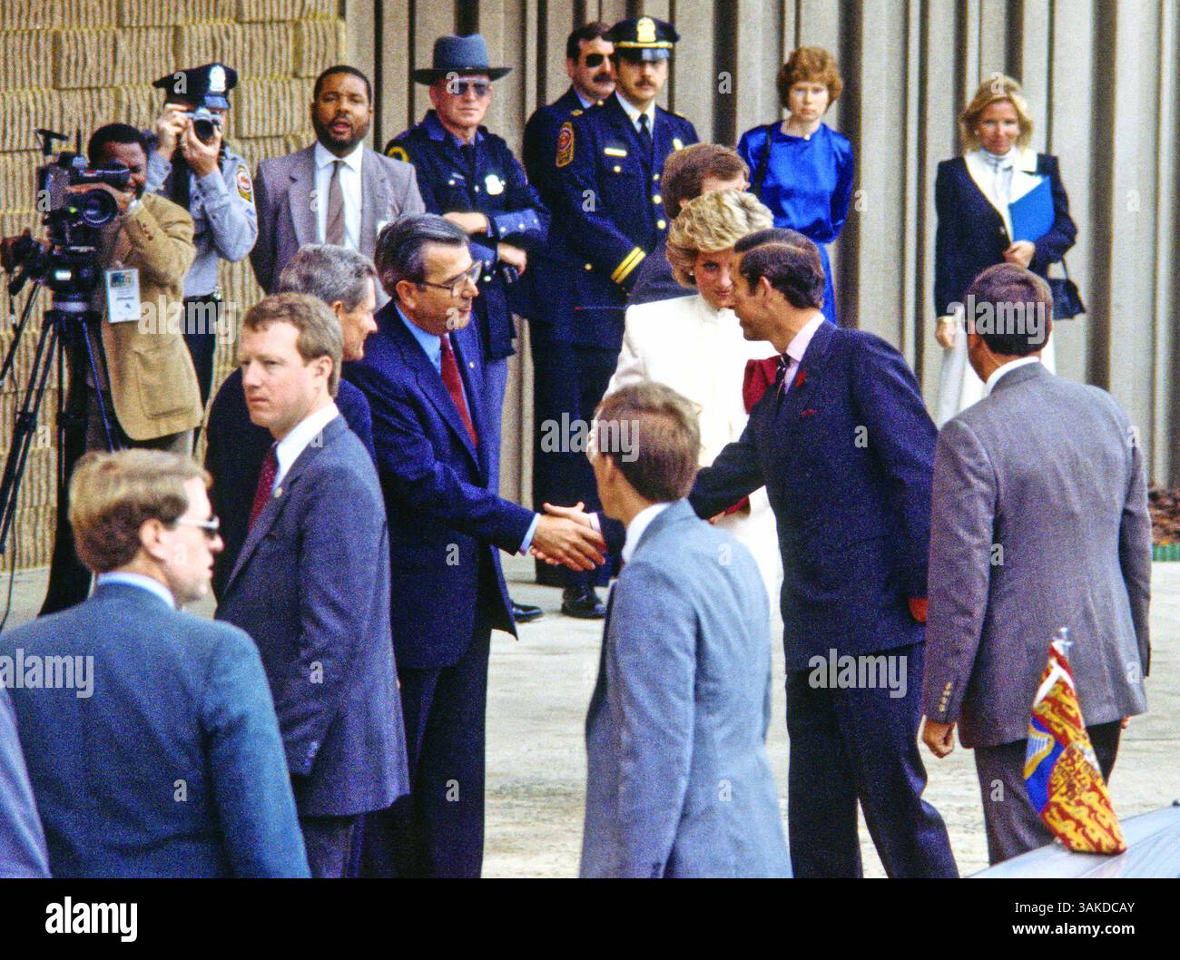 11 novembre 1985 - Springfield, Virginia, Stati Uniti d'America - la Principessa Diana e il Principe Carlo vengono accolti dal Presidente e Presidente di J.C. Penney William Howell e dal Dr. David Miller mentre arrivano ai grandi magazzini di Springfield, Virginia, l'11 novembre 1985. Il principe e la principessa erano al negozio per la sua vendita di merci "Best of Britain"..credito: Howard L. Sachs / CNP (immagine di credito: © Howard L. Sachs/CNP via ZUMA Wire) Foto Stock