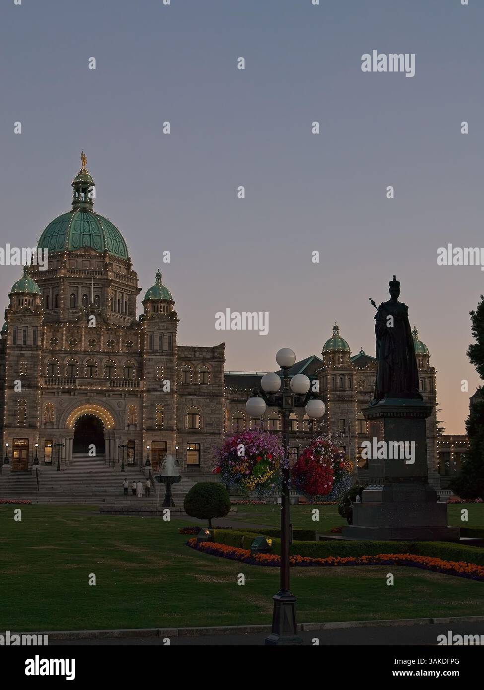 Edifici e cortili del Parlamento della Columbia Britannica illuminati al crepuscolo Foto Stock