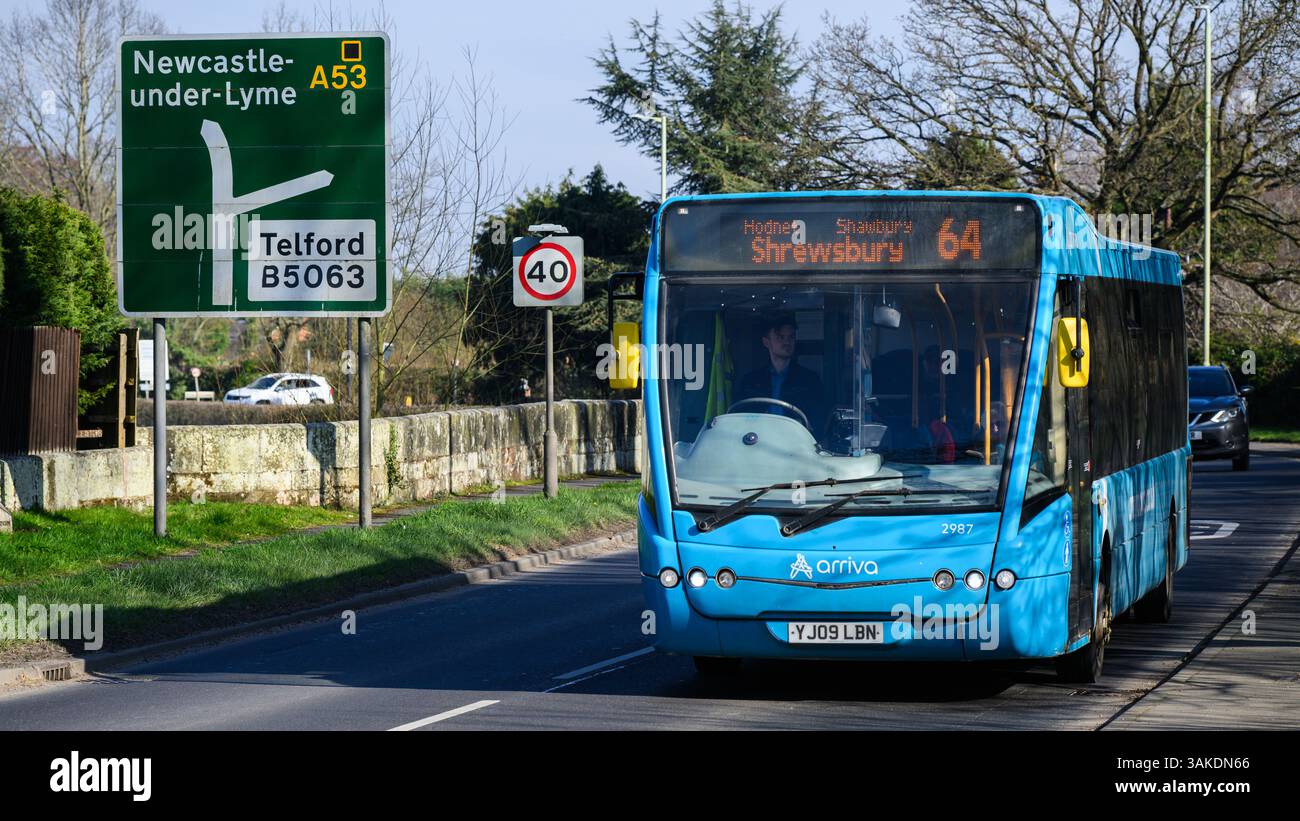 Shawbury, Inghilterra, Regno Unito - 19 marzo 2025; arriva Optare Versa Blue bus sulla linea 64 per Shrewsbury Foto Stock