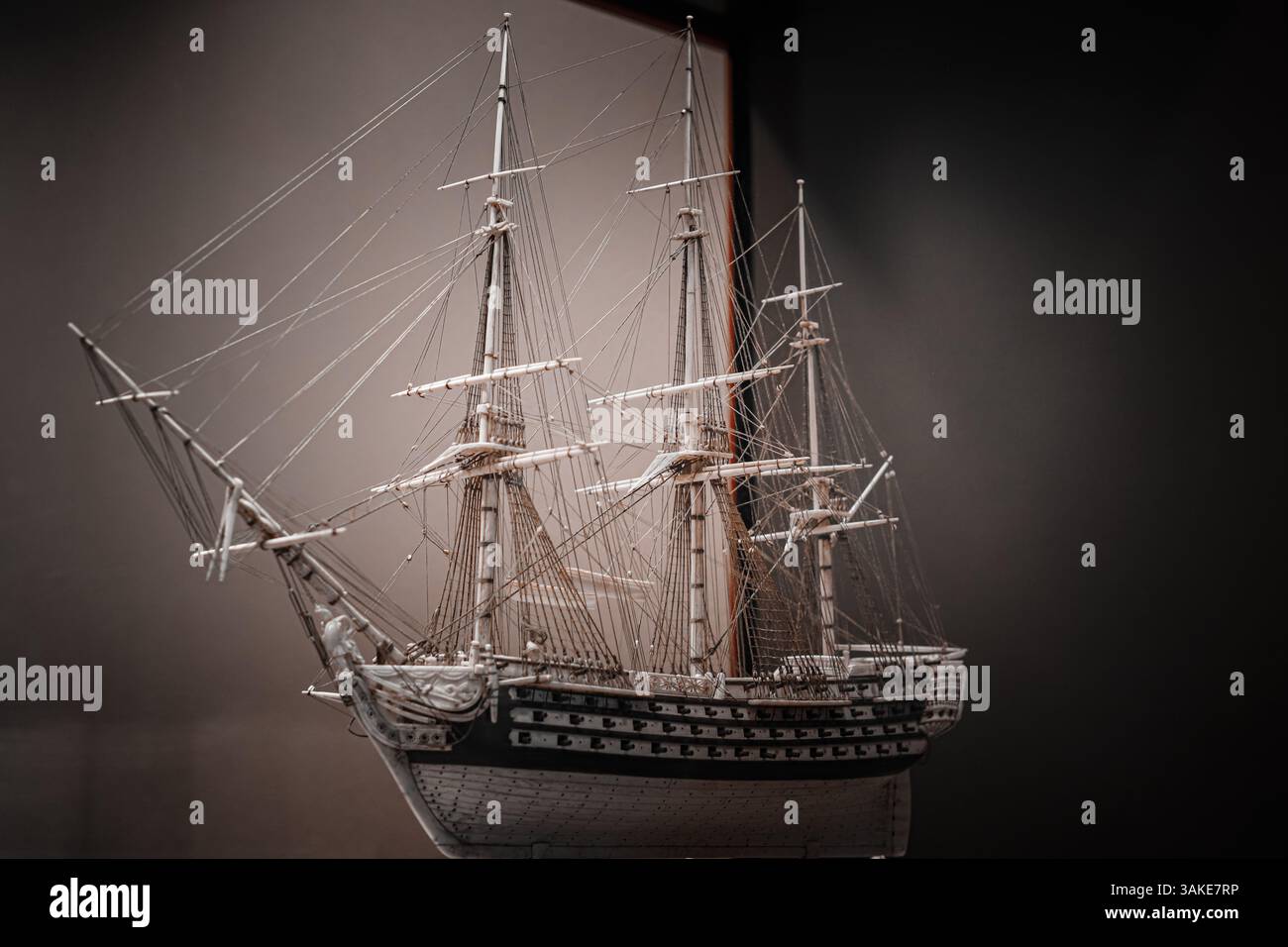 Prisoner of War Ship Model scolpito da ossa scartate, 1803-15 a Chatham Historic Dockyard, Medway, Kent. Inghilterra Regno Unito Foto Stock Prisoner of War Ship Model scolpito da ossa scartate, 1803-15 a Chatham Historic Dockyard, Medway, Kent. Inghilterra Regno Unito Foto Stock