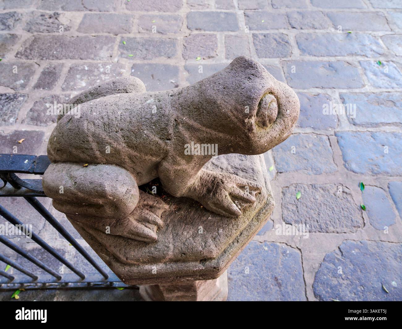 Scultura delle rane a Plazuela de los Sapos, vicolo delle rane, quartiere di Los Sapos, città di Puebla, Stato di Puebla, Messico Foto Stock