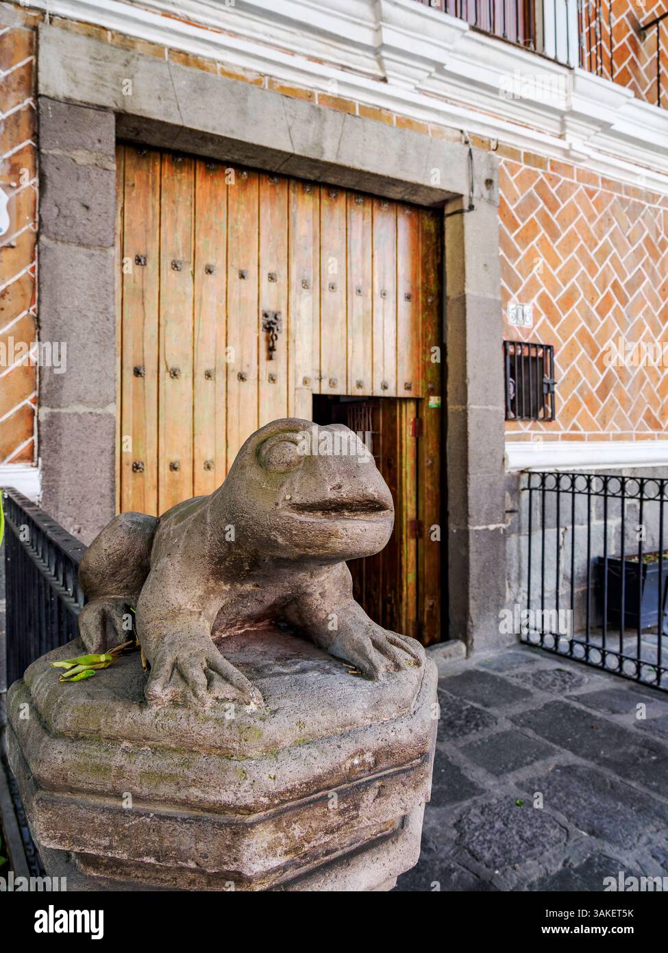 Scultura delle rane a Plazuela de los Sapos, vicolo delle rane, quartiere di Los Sapos, città di Puebla, Stato di Puebla, Messico Foto Stock