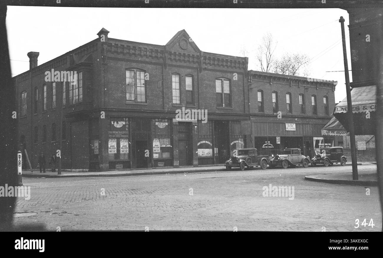 Questa immagine mostra varie aziende lungo Glenwood Avenue, un'area chiave di Minneapolis nota per la sua attività commerciale ed economica. Mette in evidenza le diverse aziende che contribuiscono all'economia locale. Foto Stock