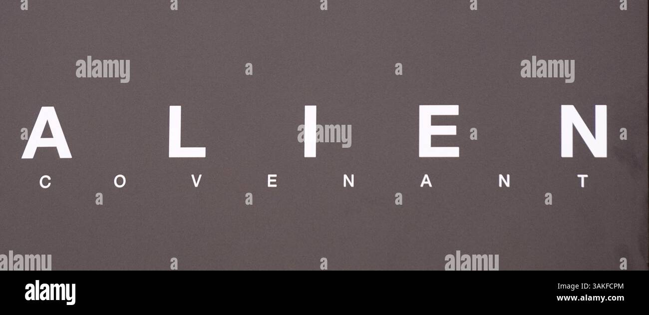 17 maggio 2017 - Los Angeles, CA, Stati Uniti - LOS ANGELES - 17 MAGGIO: Alien Covenant, logo, atmosfera alla cerimonia Ridley Scott Hand and Foot Print al TCL Chinese Theater il 17 maggio 2017 a Los Angeles, CA (Credit Image: © Kathy Hutchins/Newscom via ZUMA Press) Foto Stock