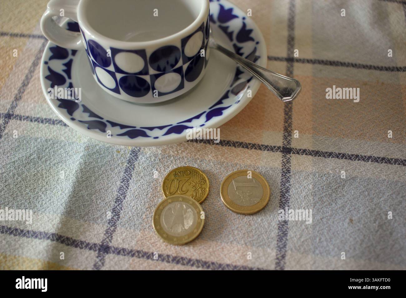 una tazza di caffè è sempre più costosa Foto Stock