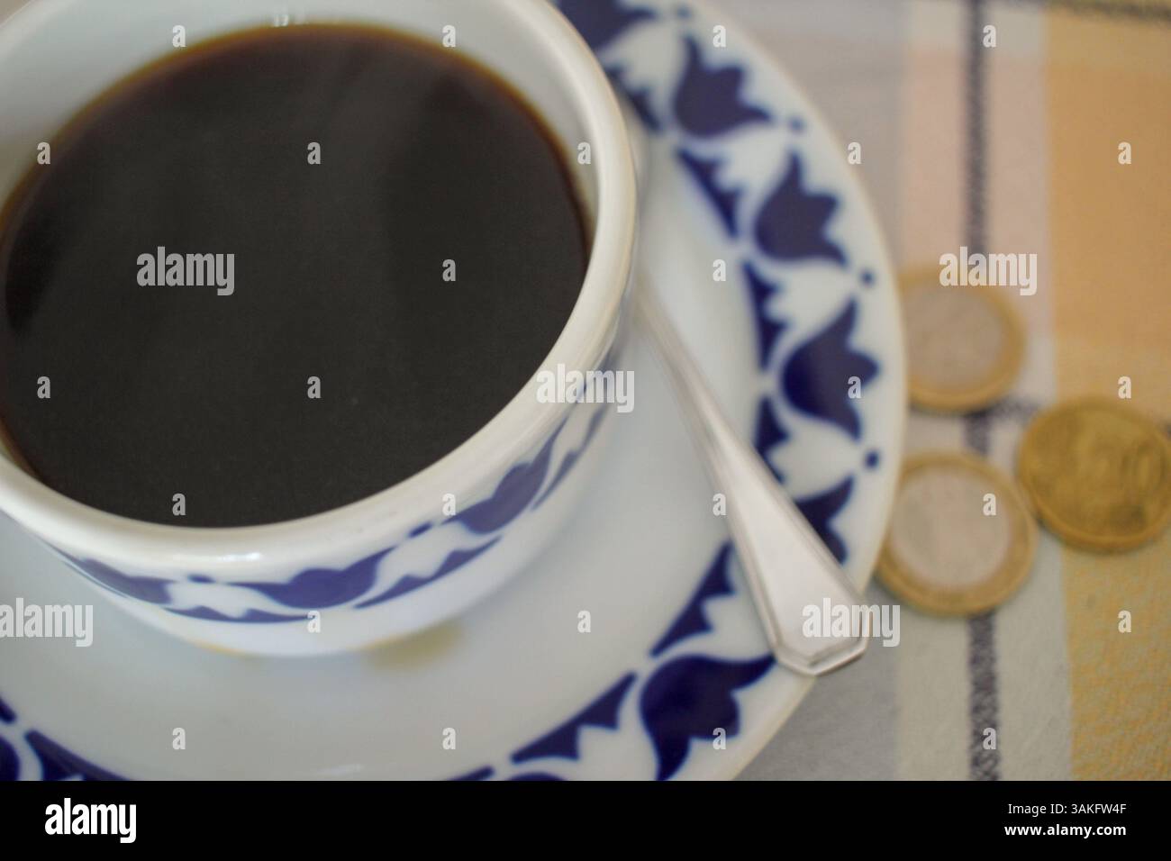 una tazza di caffè è costosa ora a causa dell'inflazione Foto Stock