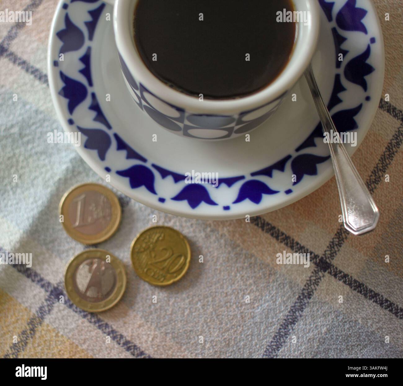 alcune monete in euro e una tazza di caffè sul tavolo Foto Stock