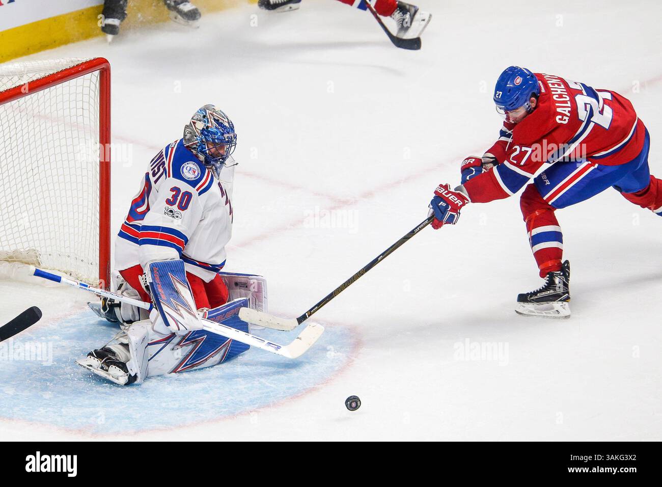 12 aprile 2017: Il portiere dei New York Rangers Henrik Lundqvist (30) risparmia sul tiro del centro dei Montreal Canadiens Alex Galchenyuk (27) durante la partita di playoff dei New York Rangers e dei Montreal Canadiens NHL al Bell Centre di Montreal, QC. New York sconfisse Montreal 2-0. John Crouch/CSM(immagine di credito: &Copy; John Crouch/Cal Sport Media/CSM tramite cavo ZUMA) Foto Stock