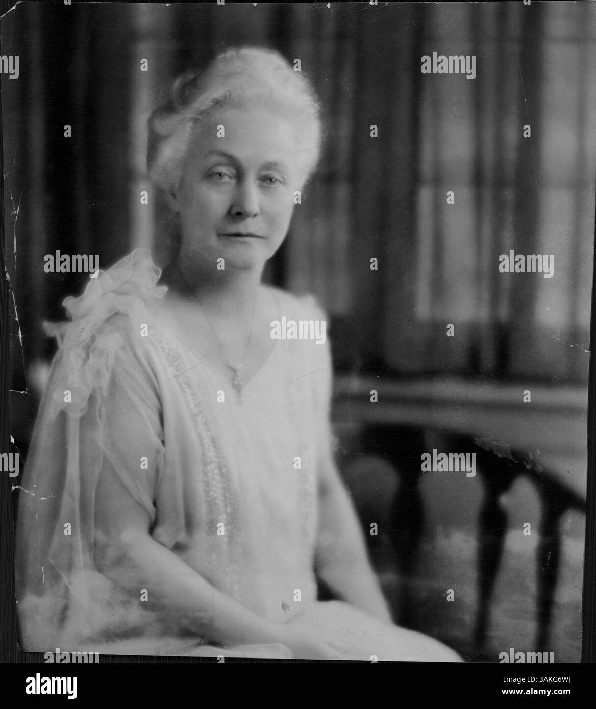 Questa immagine raffigura la signora Marshall H. Coolidge, una figura di spicco nella sua comunità, con i suoi contributi registrati negli archivi della Hennepin County Library. Foto Stock