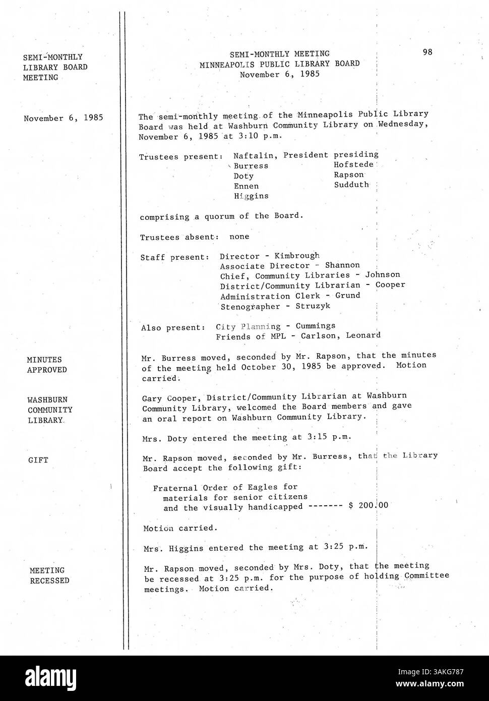I 1985 minuti di riunione dal Minneapolis Public Library Board includono discussioni dettagliate sulle finanze delle biblioteche, sulla pianificazione del personale e sulle decisioni sulla programmazione delle biblioteche e sui miglioramenti dei servizi. Foto Stock