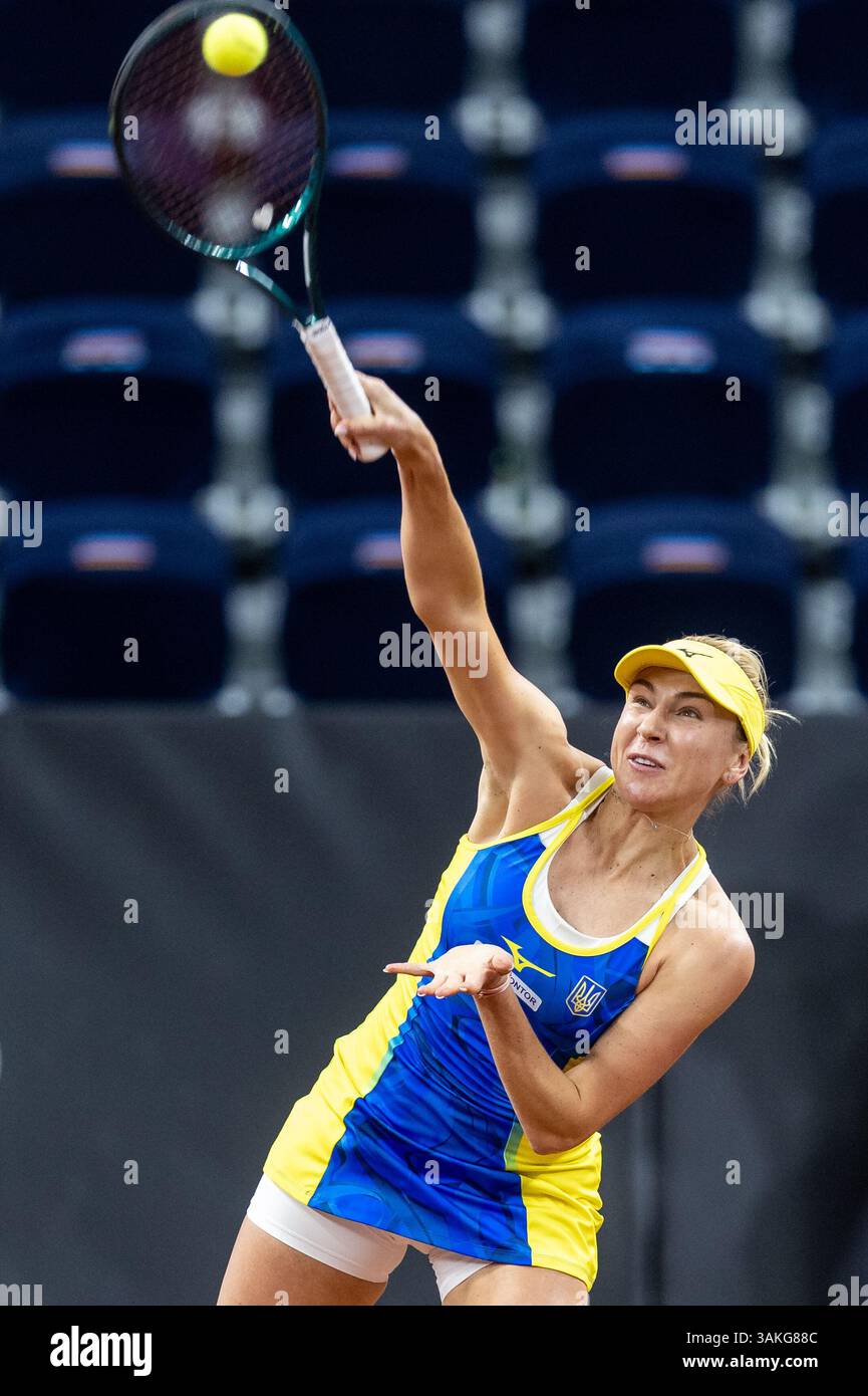 Radom Sports Center, Radom, Polonia. 12 aprile 2025. Billie Jean King Cup Qualifying Tournament, giorno 3; Nadia Kichenok nella sua partita contro Celine Naef Credit: Action Plus Sports/Alamy Live News Foto Stock