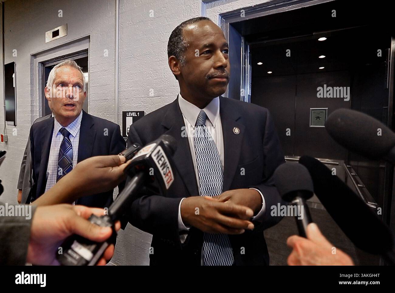 29 marzo 2017 - Fort Worth, Texas, Stati Uniti - il segretario dell'HUD Ben Carson parla ai media dopo aver visitato gli Hunter Plaza Apartments mercoledì 29 marzo 2017 nel centro di Fort Worth, Texas. (Immagine di credito: © Paul Moseley/TNS tramite filo ZUMA) Foto Stock