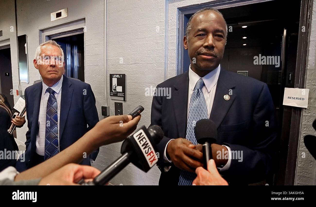 29 marzo 2017 - Fort Worth, Texas, Stati Uniti - il segretario dell'HUD Ben Carson parla ai media dopo aver visitato gli Hunter Plaza Apartments mercoledì 29 marzo 2017 nel centro di Fort Worth, Texas. (Immagine di credito: © Paul Moseley/TNS tramite filo ZUMA) Foto Stock