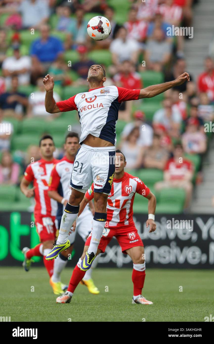 1 dicembre 2013 - Melbourne, Victoria, Australia - Tarek ELRICH di Adelaide dirige la palla nel round otto match tra Melbourne Heart e Adelaide United nella stagione australiana Hyundai A-League 2013-24 all'AAMI Park di Melbourne, Australia. (Immagine di credito: © Sydney Low/ZUMAPRESS.com) Foto Stock