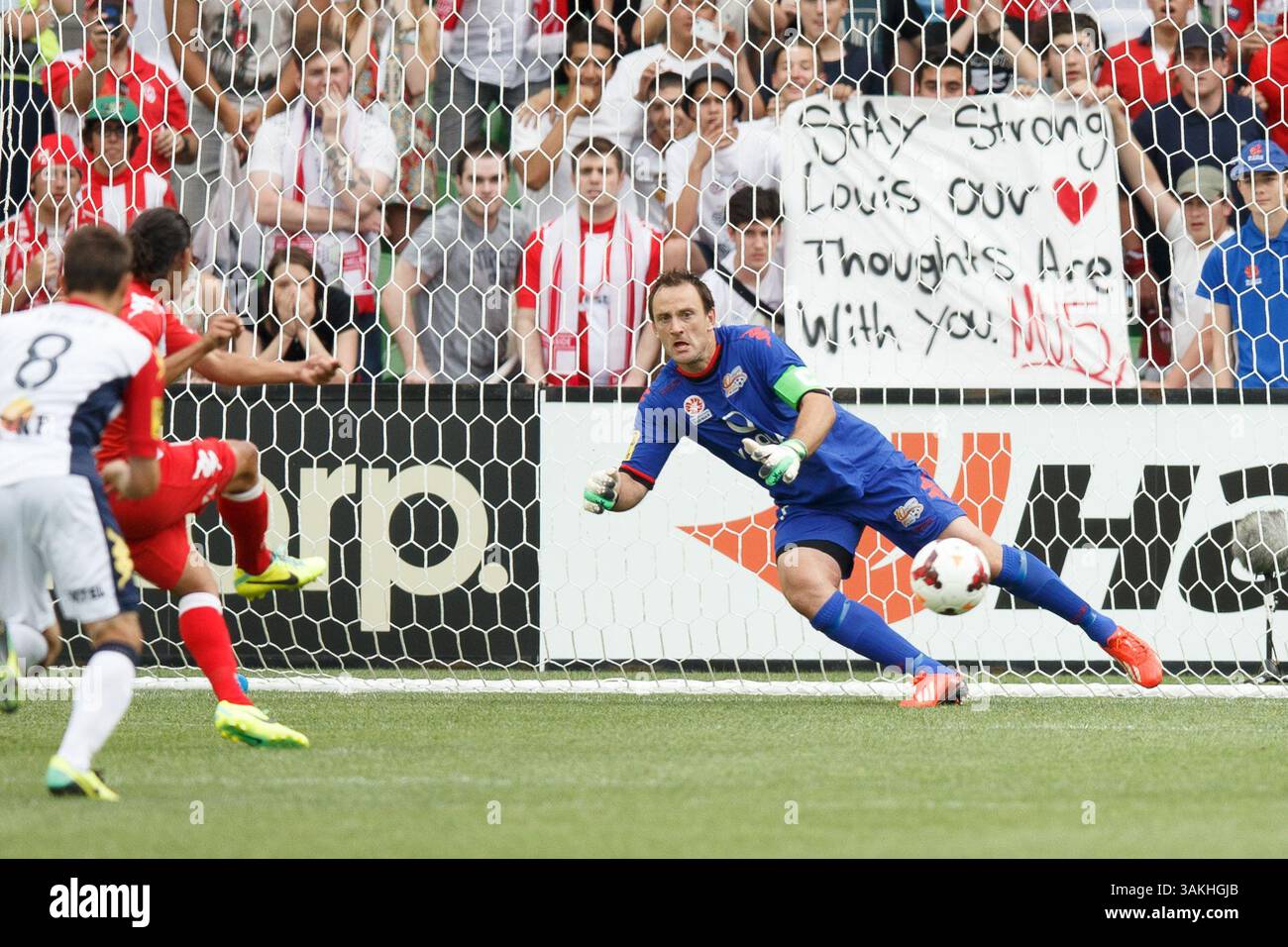 1 dicembre 2013 - Melbourne, Victoria, Australia - David WILLIAMS del cuore segna con un rigore nella partita dell'ottavo round tra Melbourne Heart e Adelaide United nella stagione australiana Hyundai A-League 2013-24 all'AAMI Park di Melbourne, Australia. (Immagine di credito: © Sydney Low/ZUMAPRESS.com) Foto Stock