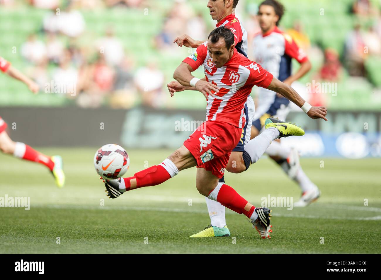1° dicembre 2013 - Melbourne, Victoria, Australia - Michael MIFSUD dei Heart calci in porta nella partita dell'ottavo round tra il Melbourne Heart e l'Adelaide United nella stagione australiana Hyundai A-League 2013-24 all'AAMI Park di Melbourne, Australia. (Immagine di credito: © Sydney Low/ZUMAPRESS.com) Foto Stock